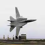 F-14 volando alrededor de USS America