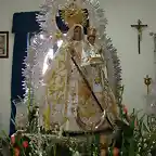 preparando la Virgen en la sacrista