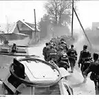 SdkFz 221 Bundesarchiv_Bild_101I-208-0027-04A,_Russland-Nord,_Soldaten_auf_dem_Marsch_durch_Dorf