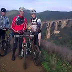 Emilio, Fran y yo antes de bajar al puente