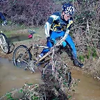 Javier arrastrando la bici.