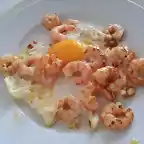 Huevos fritos con gambas