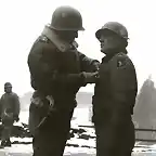 Patton condecora al  General Anthony McAuliffe con la Cruz de Mritos Distinguidos por la defensa de Bastogne