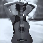 Mujer con guitarra acústica