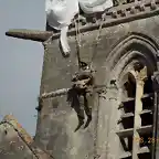 Maniqui emulando al soldado John Steele que quedo enganchado a la iglesia de Saint Mere Eglise en Normandia en la noche del 5 de junio de 1944