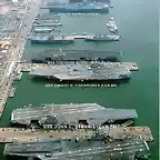 Cinco portaviones de la US Navy amarrados en el mismo puerto