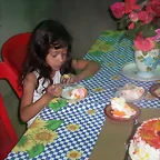 Liliana comiendo pastel