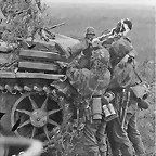 Soldados Waffen SS cargan a un compaerp herido en un Panzer III, cerca de Belogorod, 1 agosto de 1943