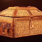 caja relicario de marfil con esmaltes; marfil y madera musulmana del a?o 1026, esmaltes del taller de Silos hacia 1140-1150, de la abadia de Silos, en el Museo de Burgos