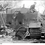 bundesarchiv_bild_101i-311-0904-39_italien_panzer_vi_tiger_i_reparatur