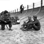 Juno Beach. Britnico custodiando prisioneros alemanes