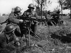 Una seccin de ametralladoras pesadas del II E.F. , armados con ametralladoras Hotchkiss , mod. 1914, en la batalla de Gembloux, n Mayo de  1940.