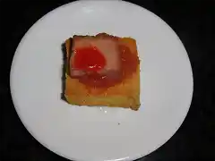 Pat de mojama con mermelada de tomate