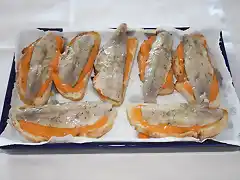 Sardinas marinadas sobre salmorejo