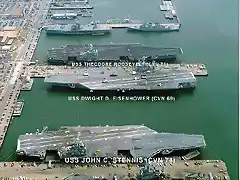 Cinco portaviones de la US Navy amarrados en el mismo puerto