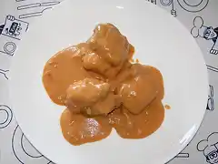 Pollo relleno con salsa de pimientos