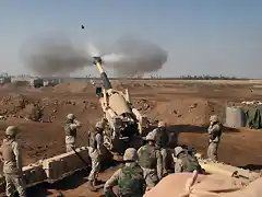 Marines disparando un caon M198 de 155mm en la segunda batalla de Fallujah
