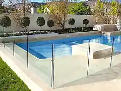 valla-de-cristal-piscina-transparente