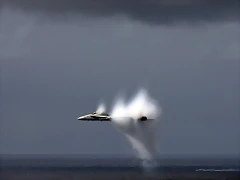 FA-18 Hornet rompiendo la barrera del sonido cerca de la superficie del mar FA-18 Hornet rompiendo la barrera del sonido cerca de la superficie del mar