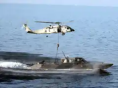 Elementos de los Navy Seal deslizandosa sobre una lancha rpida desde un HH-60H