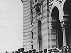 La bandera alemana es izada en el ayuntamiento de Sarajevo.