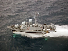 1280px-Aerial_port_beam_view_of_USS_Aquila_(PHM-4)_underway_US_Navy_DN-SC-87-07089