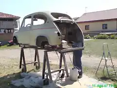 el coche fuera de la nave para chorrear los bajos