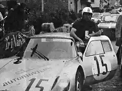 Francisco Alemany momentos antes de tomar la salida con su Porsche 904 GTS