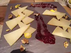 Tabla de quesos con nueces