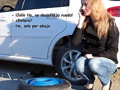 8025786-mujer-con-coche-daa-ada-pidiendo-ayuda