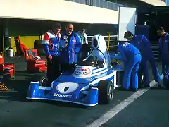 Grard aux cts de Guy Ligier et de leur premire F1, la JS5, teste par Jacques Laffite, en dcembre 1975