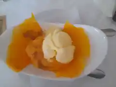 Huevos mollets con helado de vainilla . Infante-