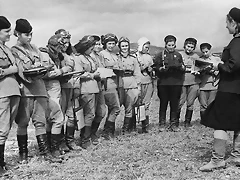 Pilotos rusas recibiendo instrucciones antes de una misión WWII Pilotos rusas recibiendo instrucciones antes de una misión WWII