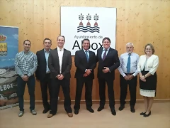 Equipo de Gobierno con el alcalde y el promotor en el centro