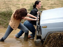 car_stuck_girls_ridingboots_mud_018