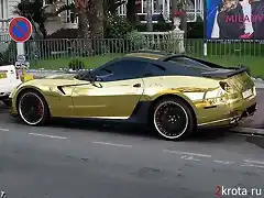 1251614902_1251170019_golden_ferrari_03