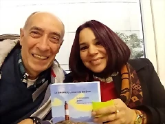 Clara con libro mio MIARROBA Clara con libro mio MIARROBA