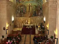 esperando en la iglesia