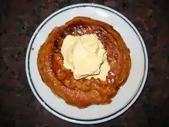 Panqueques de manzana con helado de vainilla