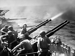 Piezas bitubo de 40 mm Bofors en servicio en el USS Hornet el 16 de febrero de 1945. Piezas bitubo de 40 mm Bofors en servicio en el USS Hornet el 16 de febrero de 1945.