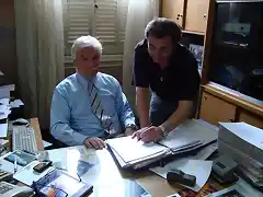 Hay Fabin para rato...firmando el contrato