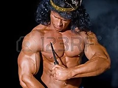 11783508-hombre-fuerte-atletico-con-un-cuchillo-sobre-un-fondo-negro 11783508-hombre-fuerte-atletico-con-un-cuchillo-sobre-un-fondo-negro