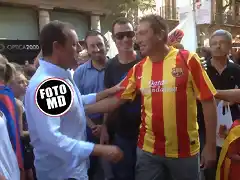 Sandro-Rosell-saluda-a-un-afic_54349952826_54115221152_960_640