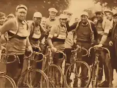 193. 1930 - Tour. 16? etapa, el equipo franc?s en la meta, Bidot, A. Magne, P. Magne, Leducq y Ch. P?lissier