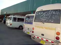 fila de buses en una caravana