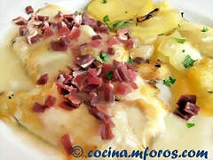 Rosada encebollada al vino blanco