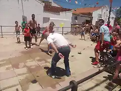 Activ.Verano Asoc.Alto Mesa Riotinto.globo de agua para un padre.jpg