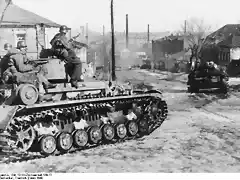 Bundesarchiv_Bild_101III-Zschaeckel-189-13,_Russland,_Charkow,_Waffen-SS_mit_Panzer_IV