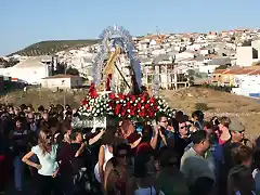 con su pueblo al fondo