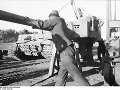 Bundesarchiv_Bild_101I-022-2923-06A,_Russland,_Reparatur_Panzer_VI_'Tiger_I'